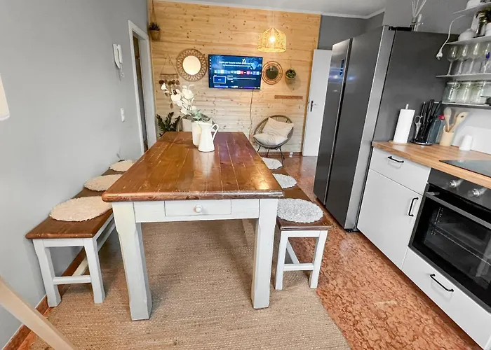 Flatista Homes - Penthouse With Rooftop Gym * München