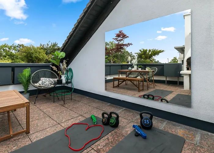 Flatista Homes - Penthouse With Rooftop Gym